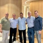 פתיחת משרד מכירות והרמת כוסית לפסח בתמונה מימין למשאל – רום ויעקב שחר מבעלי השליטה – רונן עקביא מנכל – שלמה זוהר יור הדריקטוריון – גוא