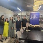 דוד שאשא – חתן התנך העולמי, אביתר בר גיל (מאחור) – חתן התנך העולמי, לפניו עומד דב גאטהעלף מארהב דאלאס – סגן חתני התנך העולמיים, אמונה כהן