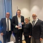 מימין לשמאל עוד אורי גולן ורעייתו לייה השר מיקי זוהר והבן עוד אהוד גולן צילום יחצ מאשרת פרסום תמונה ללא תשלום