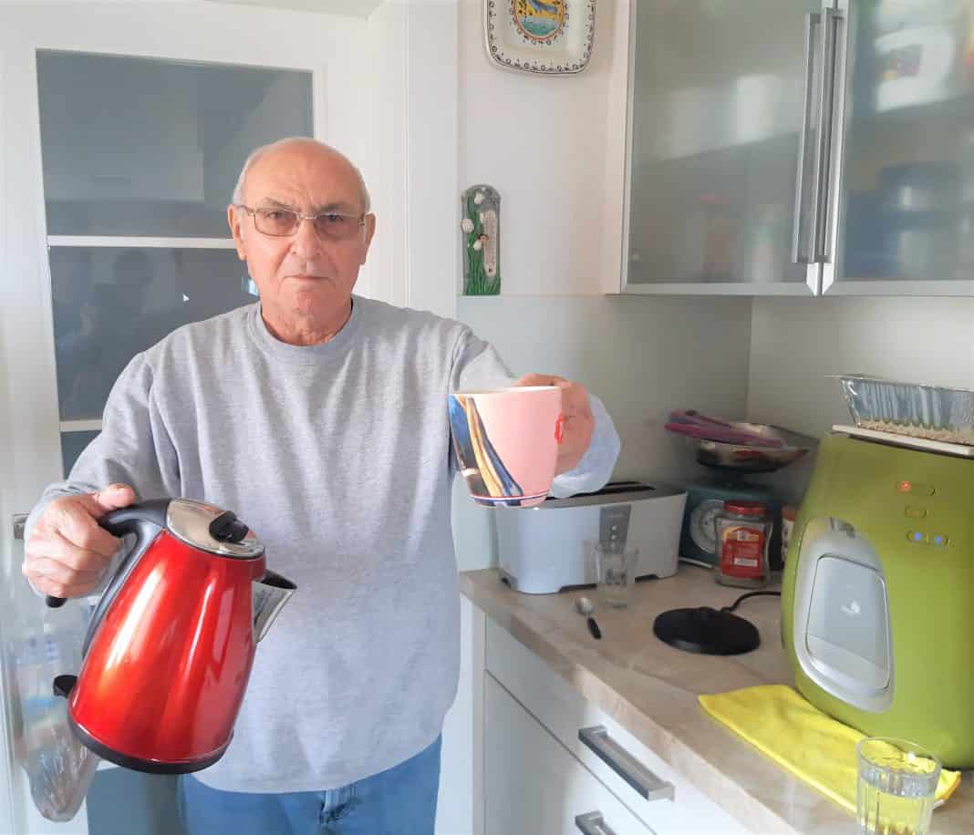 נולד למשפחה הנכונה, אך לא בתקופה הנכונה. ארז במטבח ביתו (צילום: דוד חרמץ)