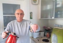 נולד למשפחה הנכונה, אך לא בתקופה הנכונה. ארז במטבח ביתו (צילום: דוד חרמץ)