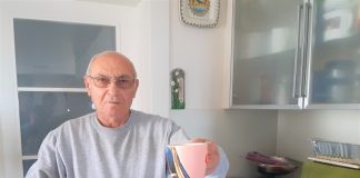 נולד למשפחה הנכונה, אך לא בתקופה הנכונה. ארז במטבח ביתו (צילום: דוד חרמץ)