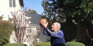 כידרר, הקפיץ וזרק כדורים כמה ימים לאחר שחרורו מביה"ח. עמוס ירון בחצר ביתו (צילום: דוד חרמץ)